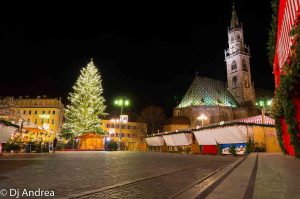 Bolzano Notturna Piazza Walter Con Albero di natale e presepe