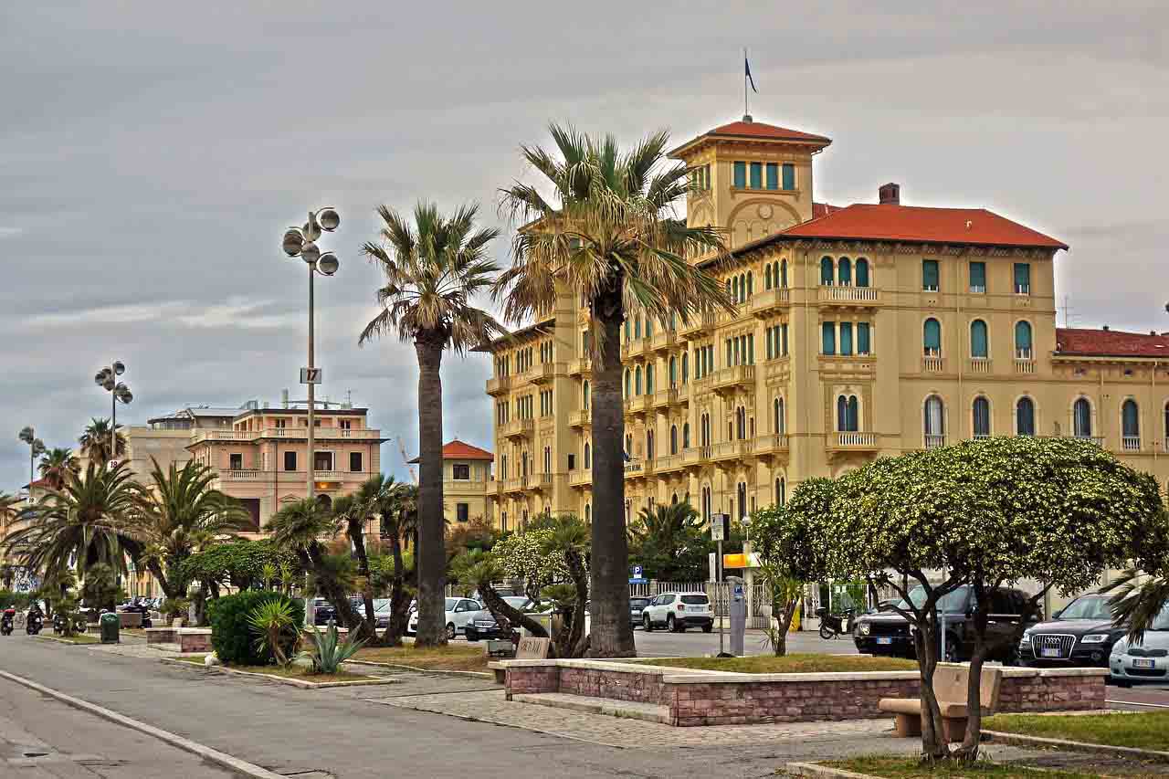 Viareggio how to arrive by car or train. Reach the city by plane